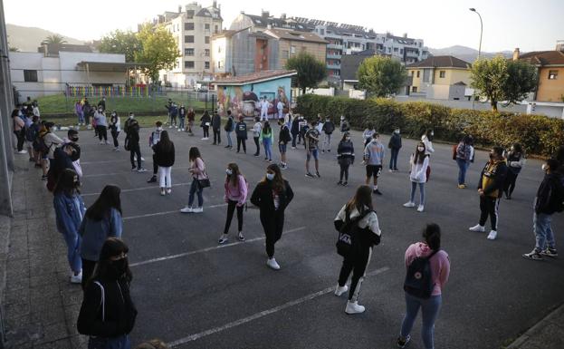 Alumnos a la entrada del IES Santa Bárbara de Langreo.