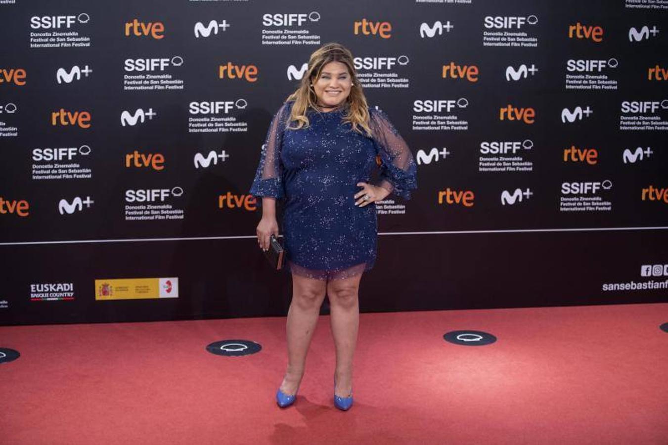 Romina Escobar se decantó por este vestido corto con detalles semitransparentes en color azul.