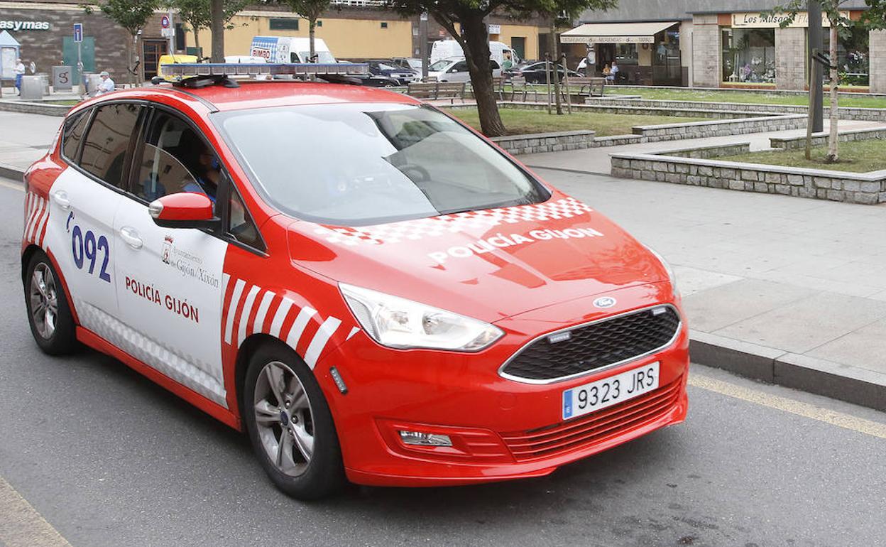 Un vehículo de la Policía Local de Gijón 