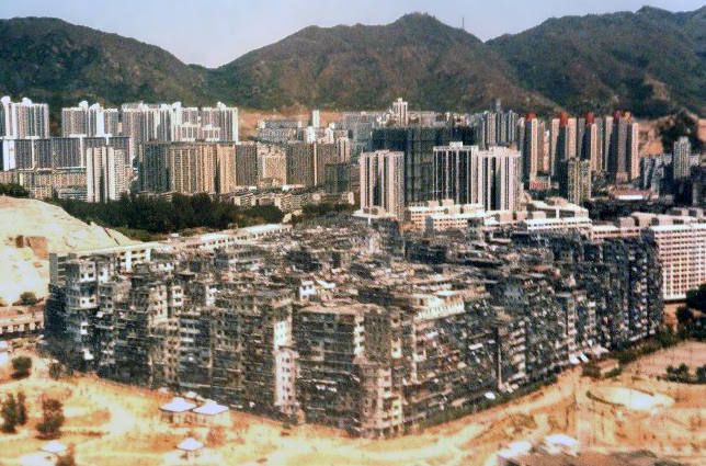 Kowloon, la ciudad amurallada. Esta ciudad ubicada en Hong Kong fue un asentamiento militar. Pero un desacuerdo entre China y Reino Unido provocó que este lugar fuese abandonado y controlado por la la mafia hasta 1993, cuando fue destruido. 