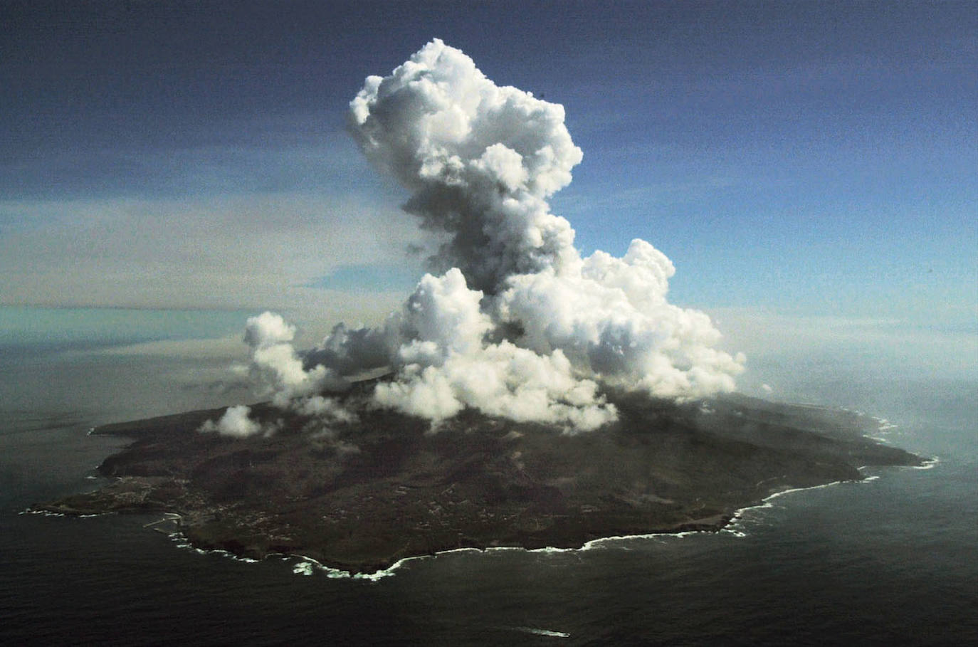 Miyakejima, la isla de las máscaras de gas. La erupción de un volcán y miles de terremotos obligaron a los habitantes de Miyakejima a abandonar esta isla ubicada en el sudeste de Japón. Sin embargo, este lugar todavía recibe turistas, aunque para poder visitarlo es necesario portar una máscara de gas debido a la toxicidad que expulsa el volcán del monte Oyama. 