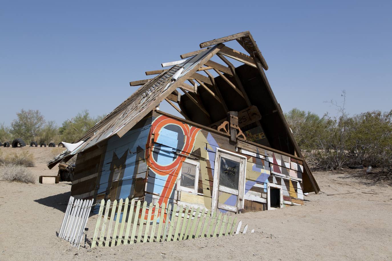 Slab City, la ciudad libre. Este lugar, ubicado en California, EE UU, está habitado principalmente por jubilados, hippies y vagabundos. Slab City carece de agua corriente, servicios públicos, electricidad e impuestos. Sin embargo, las personas que viven allí aseguran que es 'la última ciudad libre'. 