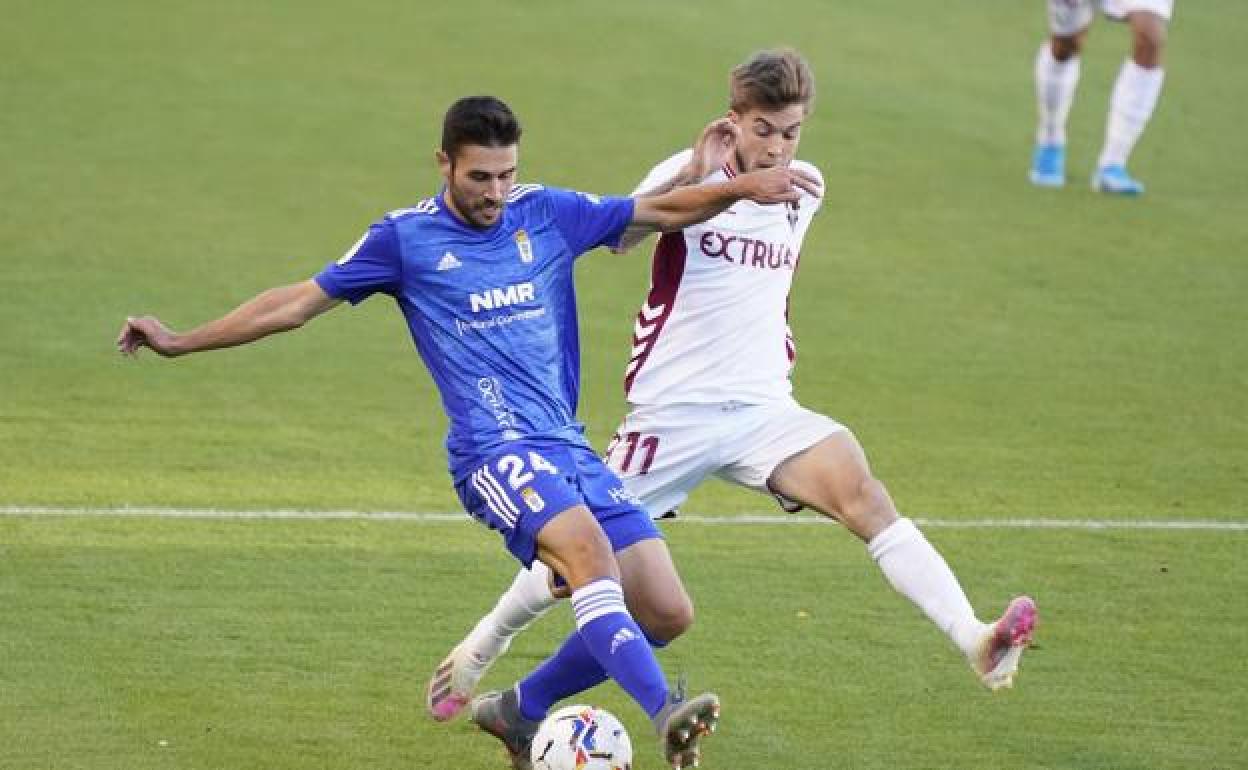 El oviedista Lucas recibe la presión de Álvaro. 