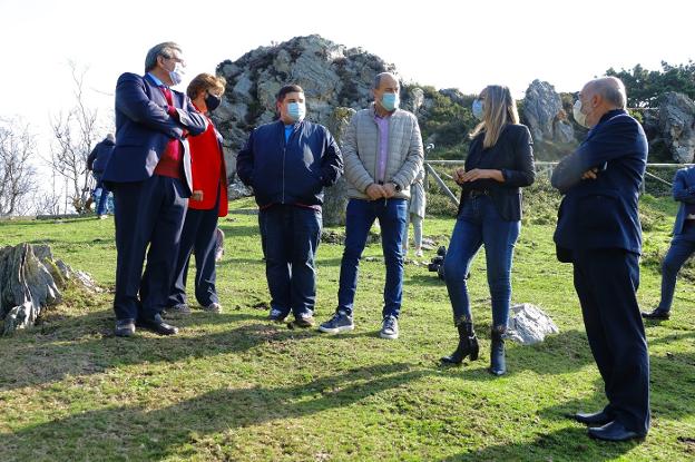 Fernando Martínez, secretario de Estado de Memoria Democrática; Begoña Serrano, directora general de Emigración y Memoria Democrática; Víctor Rodríguez, concejal de Hacienda de Parres; Álvaro Palacio, teniente alcalde de Parres; Rita Camblor, consejera de Presidencia, y el forense Francisco Echevarría, en El Fitu. 