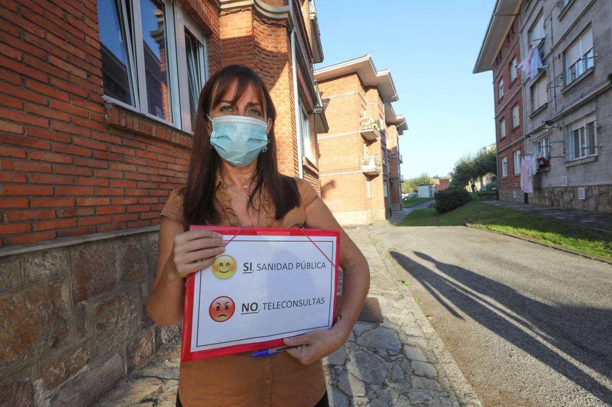 Susana Estrada ha comenzado a recoger firmas a favor de la atención presencial en el centro de salud. 