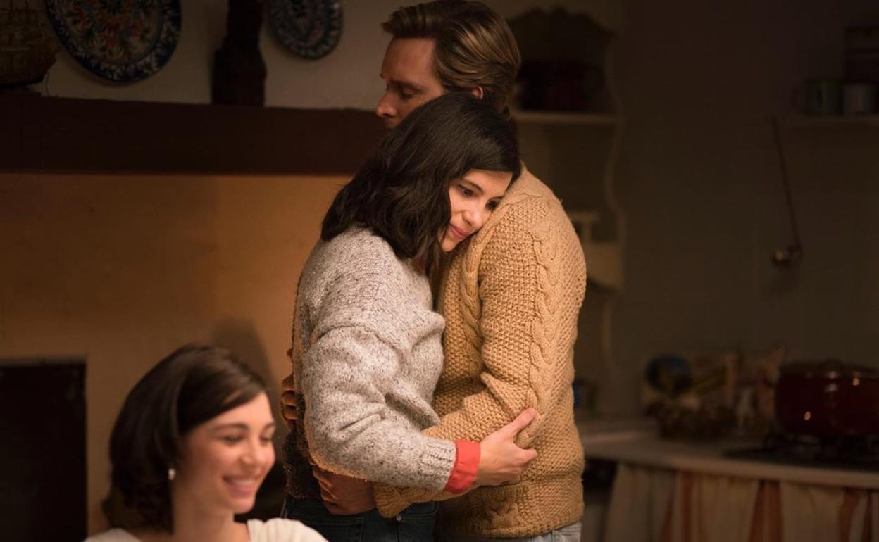 Inés (Irene Visedo) y Toni (Pablo Rivero) se abrazan en presencia de María (Carmen Climent). 