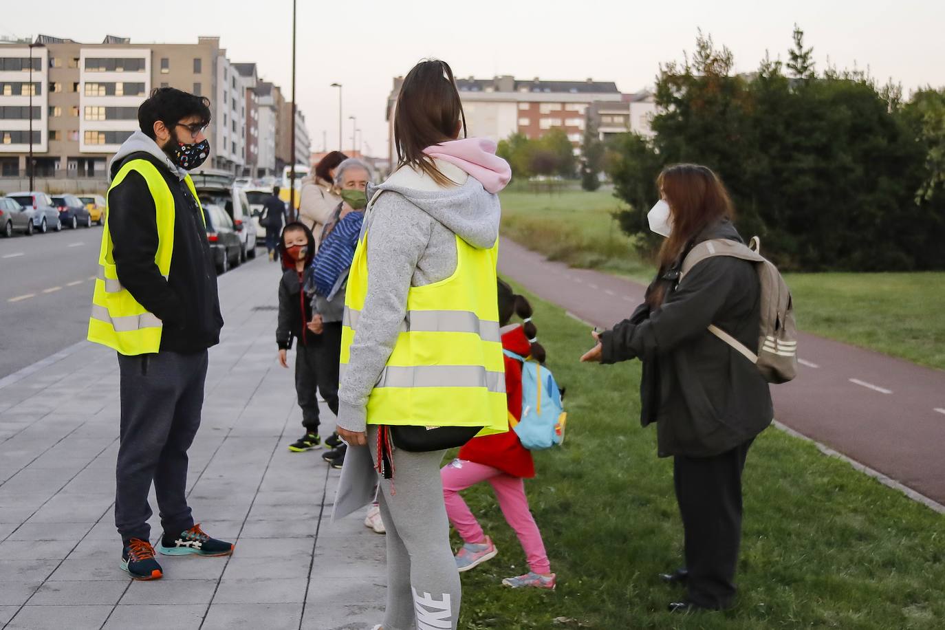 Reclaman un segundo autobús, asiento fijo para cada niño, separación entre paradas y evitar la rotación de monitores