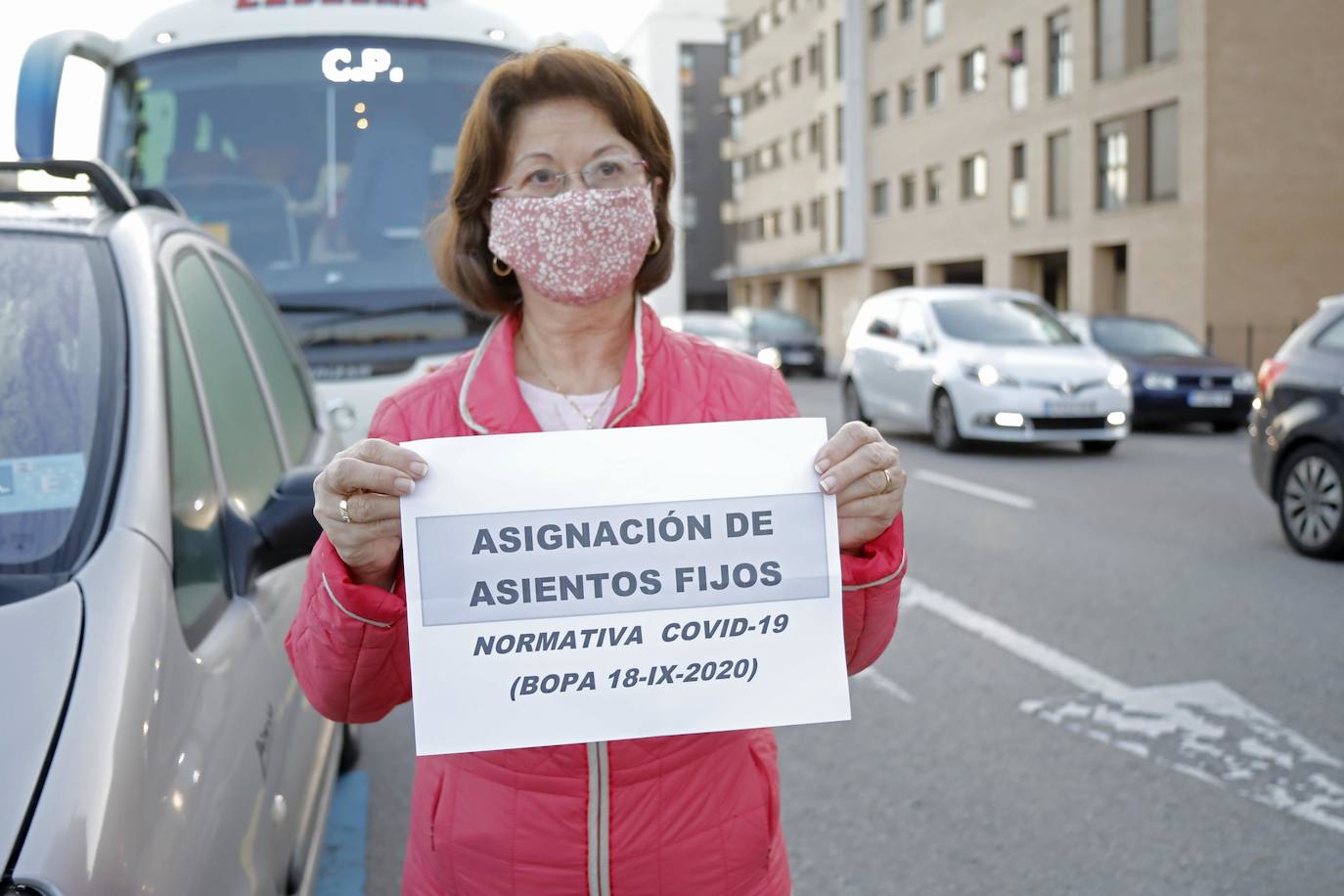 Reclaman un segundo autobús, asiento fijo para cada niño, separación entre paradas y evitar la rotación de monitores
