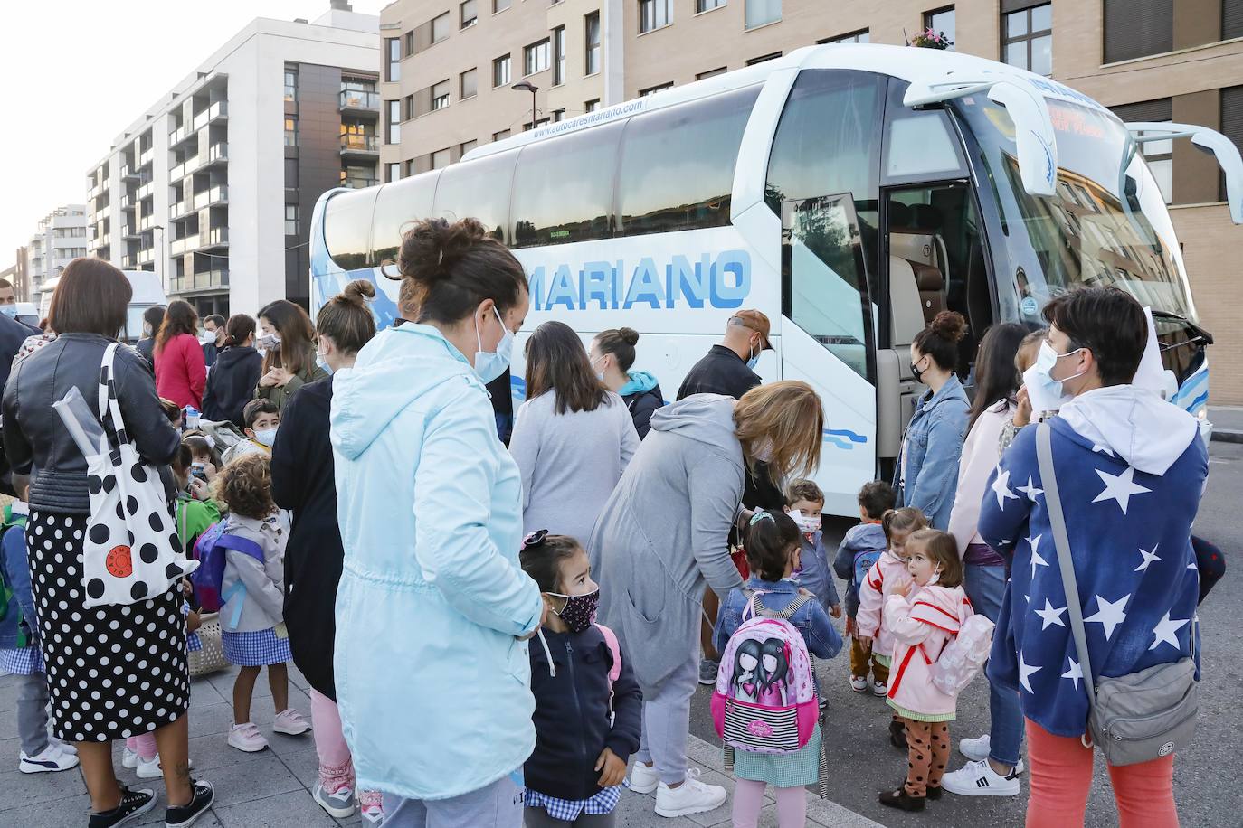 Reclaman un segundo autobús, asiento fijo para cada niño, separación entre paradas y evitar la rotación de monitores