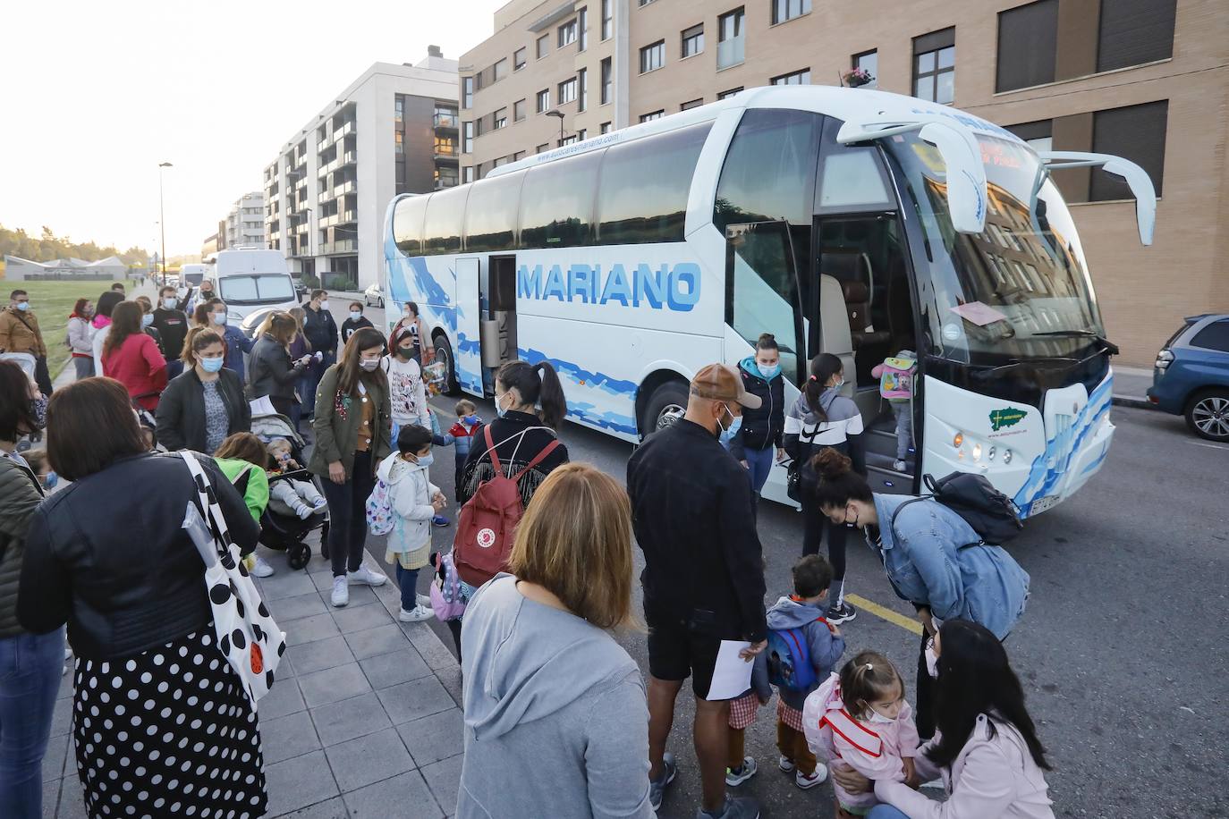 Reclaman un segundo autobús, asiento fijo para cada niño, separación entre paradas y evitar la rotación de monitores
