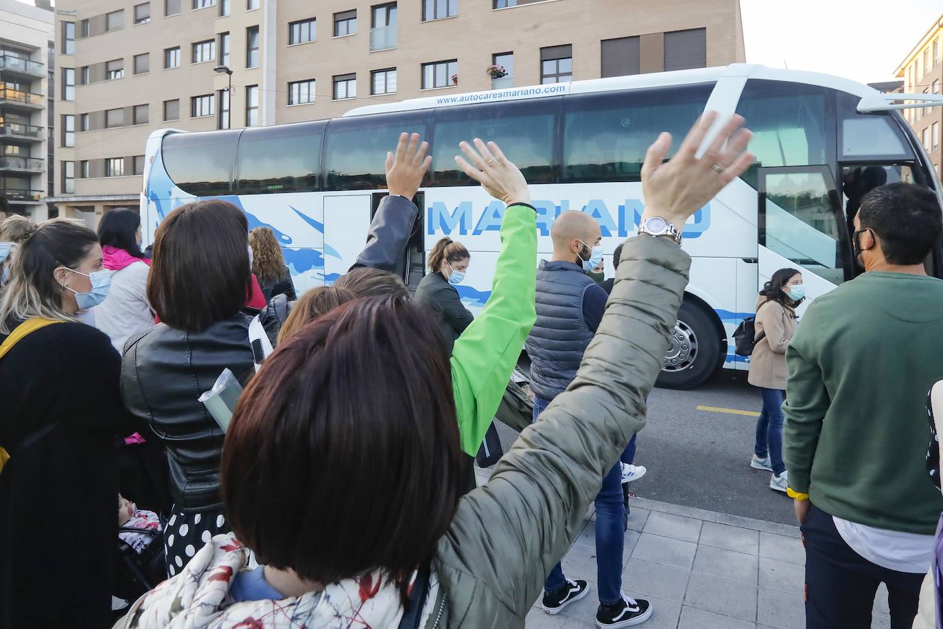 Reclaman un segundo autobús, asiento fijo para cada niño, separación entre paradas y evitar la rotación de monitores