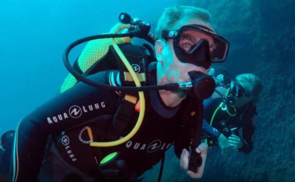 Fernando Simón, buceando junto a Jesús Calleja.