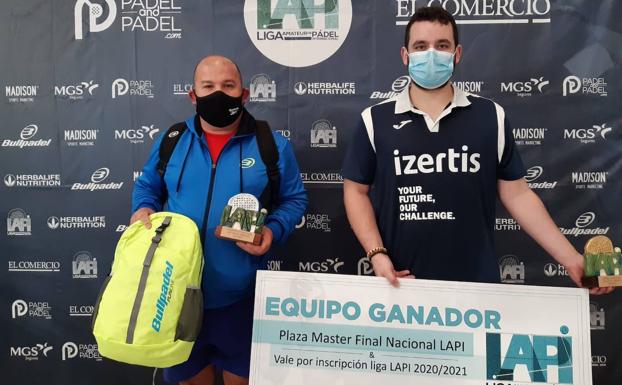 Tercera Masculina. Alberto Cancelas, capitán del Izertis Pádel Trotters, a la derecha, y Benito Sanguino, del subcampeón Cover Pádel Langreo.