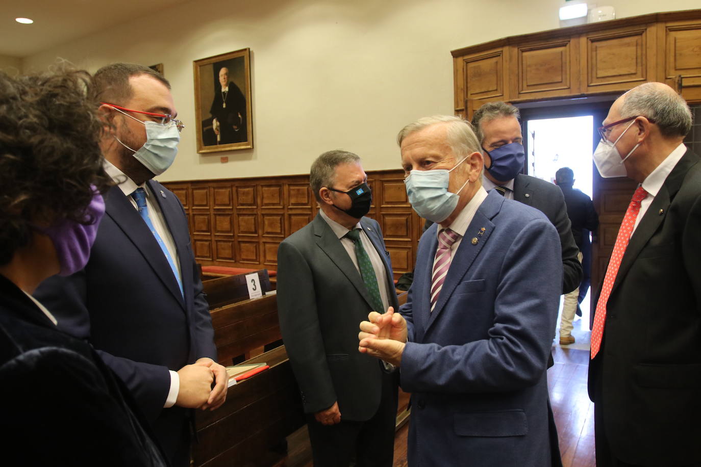 El Aula Magna de la Universidad de Oviedo ha acogido este viernes la celebración acto institucional del Día de les Lletres. La ceremonia contó por primera vez con la presencia oficial del Presidente del Principado, Adrián Barbón, aunque se tuvo que restringir el acceso y se abrevió las intervenciones como consecuencia de la pandemia de la covid-19. El acto contó con las intervenciones del nuevo miembro de la Academia de la Llingua, Pablo Rodriguez Medina; del premiu nacional de Lliteratura, Xuan Xosé Sanchez Vicente y del presidente de la academia, Antón Gonzalez Riaño. 