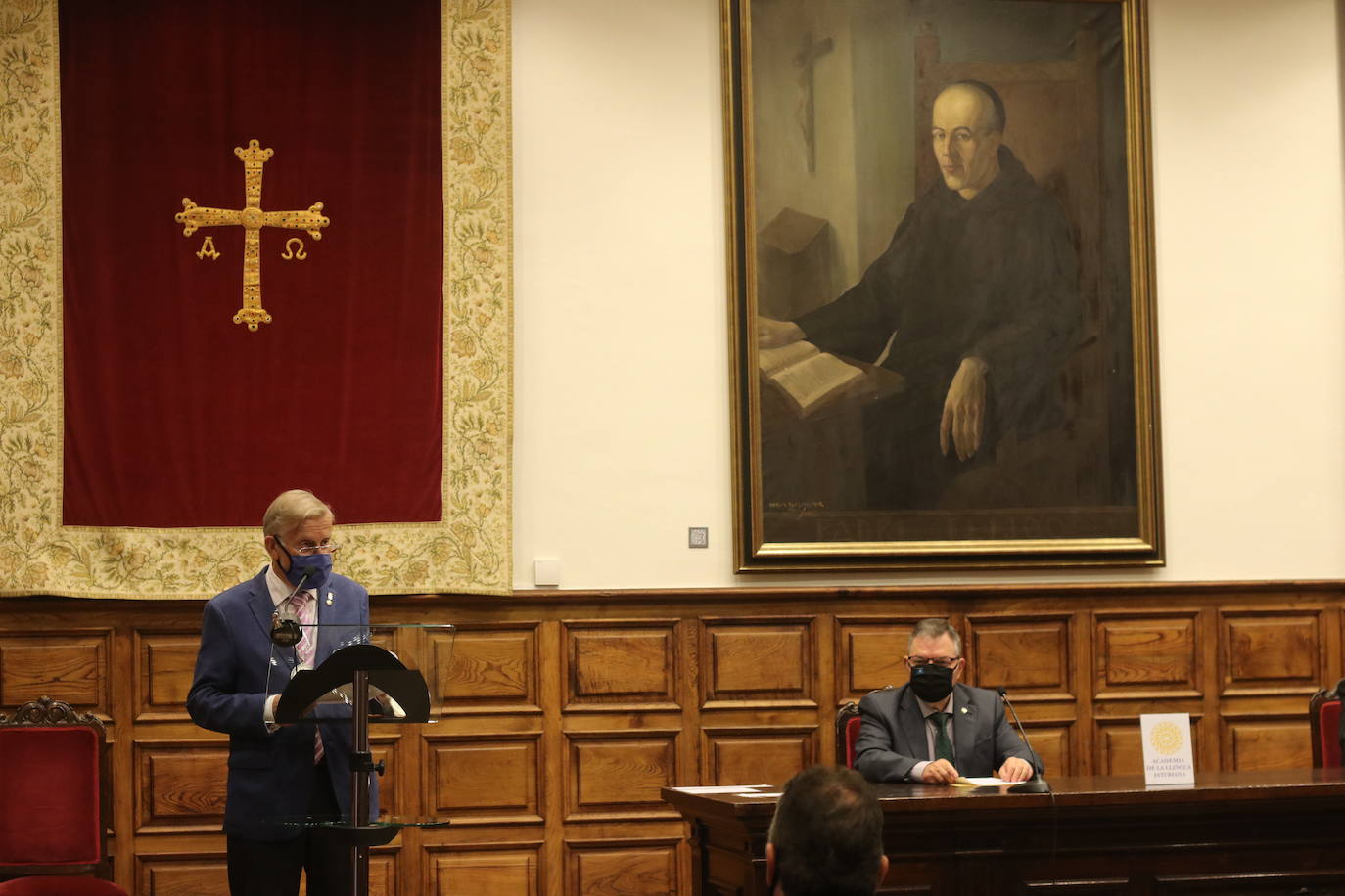 El Aula Magna de la Universidad de Oviedo ha acogido este viernes la celebración acto institucional del Día de les Lletres. La ceremonia contó por primera vez con la presencia oficial del Presidente del Principado, Adrián Barbón, aunque se tuvo que restringir el acceso y se abrevió las intervenciones como consecuencia de la pandemia de la covid-19. El acto contó con las intervenciones del nuevo miembro de la Academia de la Llingua, Pablo Rodriguez Medina; del premiu nacional de Lliteratura, Xuan Xosé Sanchez Vicente y del presidente de la academia, Antón Gonzalez Riaño. 