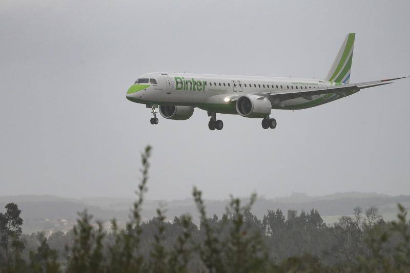 El director del aeropuerto, Carlos San Martín, y el viceconsejero de Infraestructuras, Movilidad y Territorio del Principado, Jorge García, han recibido este viernes a los primeros pasajeros del vuelo de la compañía Binter entre Gran Canaria y Asturias. Los casi cien viajeros han sido obsequiados con un regalo promocional. La aerolínea ha estrenado así su conexión entre Gran Canaria y Asturias, que se repetirá dos veces a la semana (viernes y domingos). 