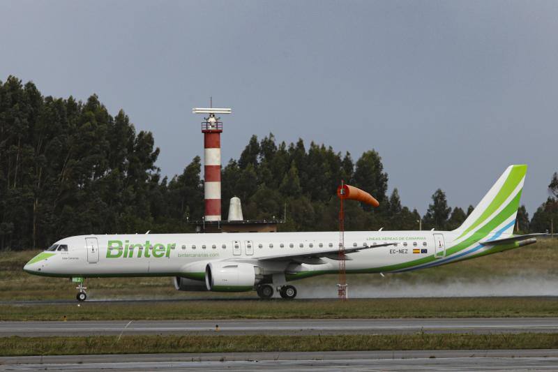 El director del aeropuerto, Carlos San Martín, y el viceconsejero de Infraestructuras, Movilidad y Territorio del Principado, Jorge García, han recibido este viernes a los primeros pasajeros del vuelo de la compañía Binter entre Gran Canaria y Asturias. Los casi cien viajeros han sido obsequiados con un regalo promocional. La aerolínea ha estrenado así su conexión entre Gran Canaria y Asturias, que se repetirá dos veces a la semana (viernes y domingos). 