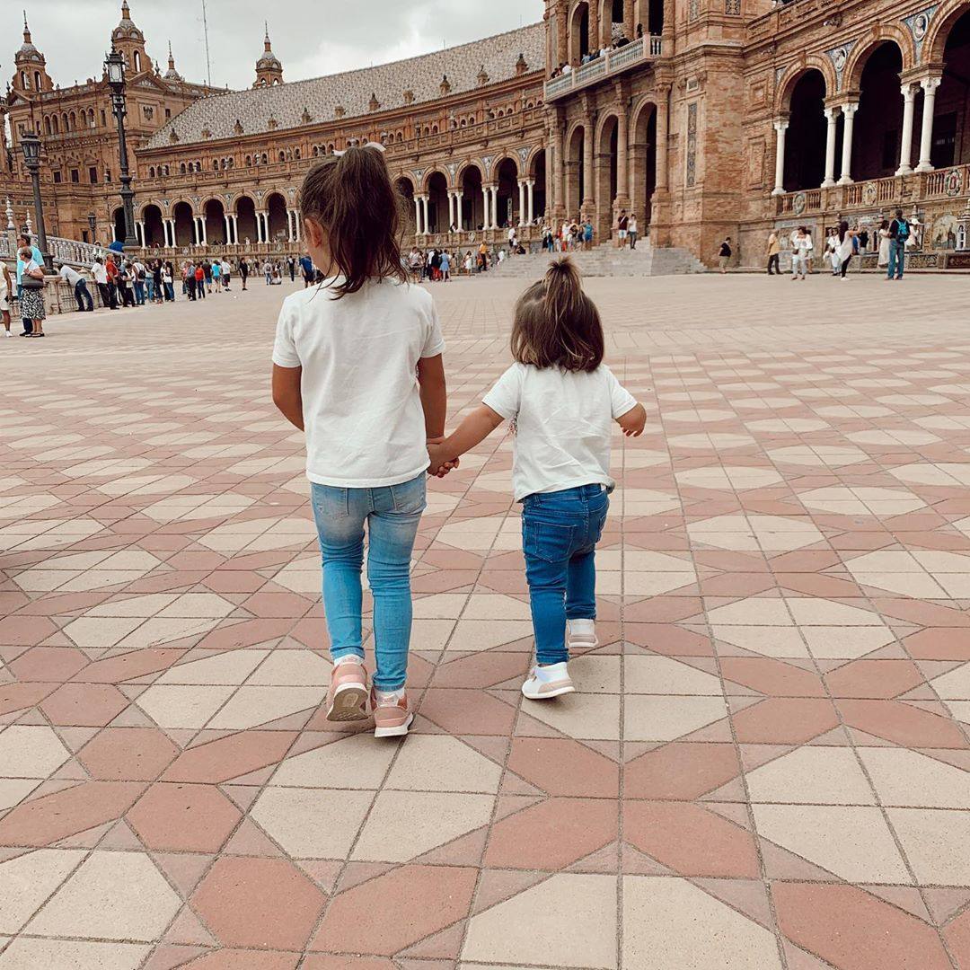 Las hijas de Irene Rosales y Kiko Rivera suelen ir cómodas y deportivas.