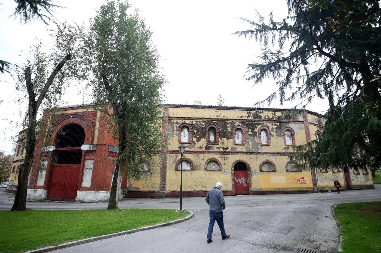 Un hombre pasea por delante de la plaza de toros de Buenavista. 