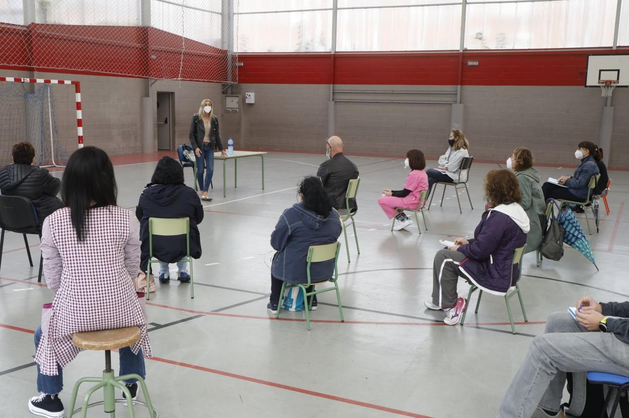 La enfermera coordinadora, durante la jornada en el centro lavianés Elena Sánchez Tamargo. 