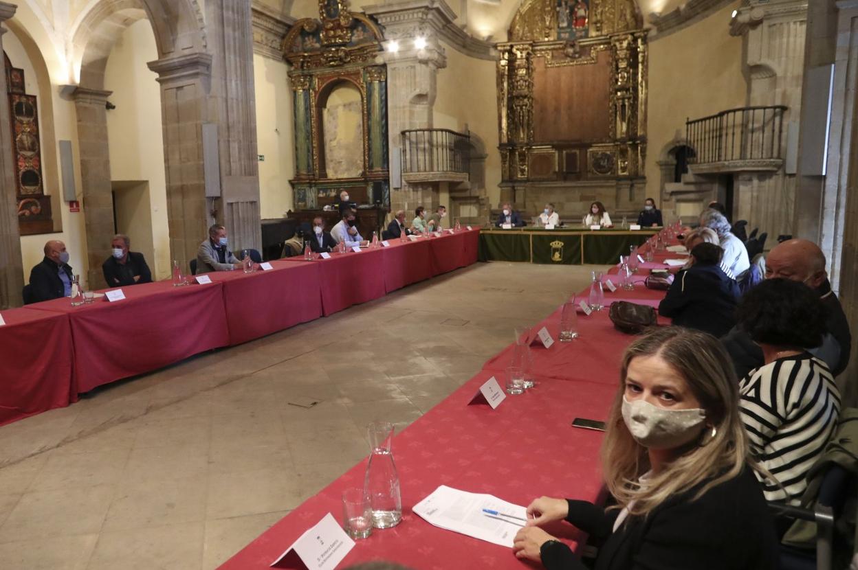 La reunión del Consejo Social se desplazó a la Colegiata de San Juan Bautista para separar mejor a los asistentes, de los que acudieron 28 y hubo tres ausencias. 