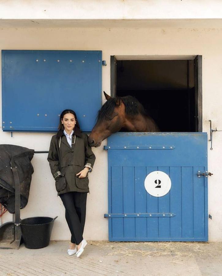 La borrasca 'Alex' ya ha hecho acto de presencia sobre todo en el norte, donde la bajada de temperatura, el viento y la lluvia comienzan a ser persistentes. Y con este repentino cambio de tiempo, también se nos presenta un gran reto a la hora de vestir ya que tendremos que adaptar los looks de entretiempo a las jornadas de lluvia. Por eso, hemos tomado nota de lo que las expertas en moda han elegido para esos días en los que la lluvia y la bajada de temperaturas acechan. Looks en los que incluso no renuncian a las prendas veraniegas, pero en los que no faltan las gabardinas, abrigos o blazers más gorditas y en los que el calzado pasa a ser la elección estilística clave. ¡Toma nota!