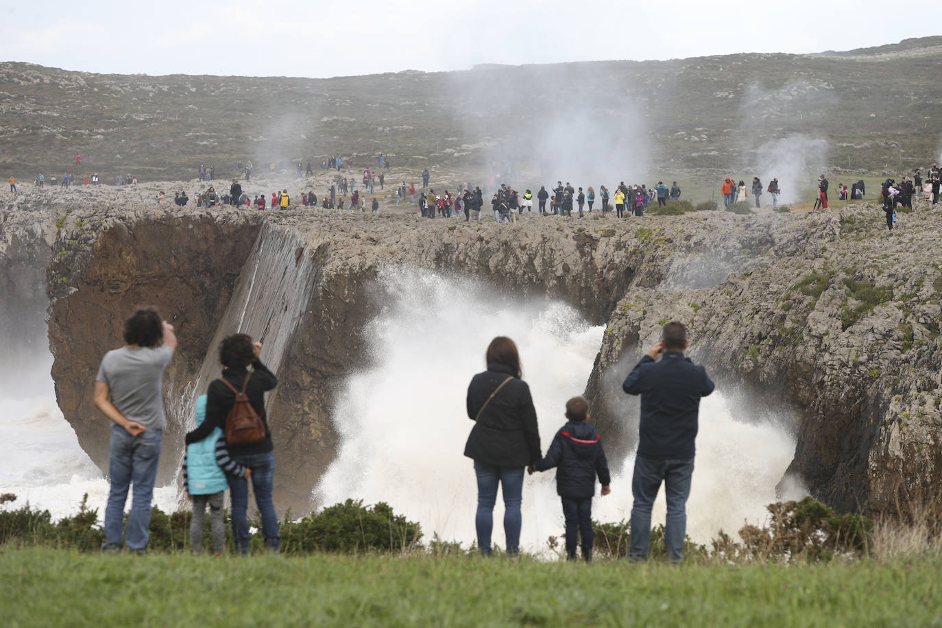 Muchos curiosos se acercaron este sábado a contemplar las espectáculares imágenes que dejaron los bufones de Pría, en donde las olas llegaron a rebasar los ocho metros.