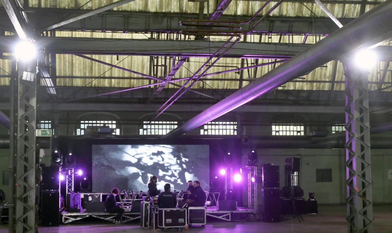 Una vista de los preparativos para la Noche Blanca, ayer, en la fábrica de armas de La Vega. 