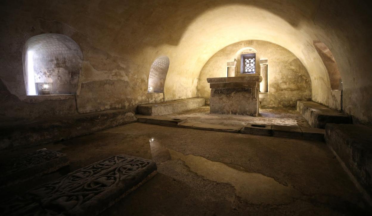 La cripta medieval de Santa Leocadia de la Cámara Santa con el suelo encharcado ayer. 