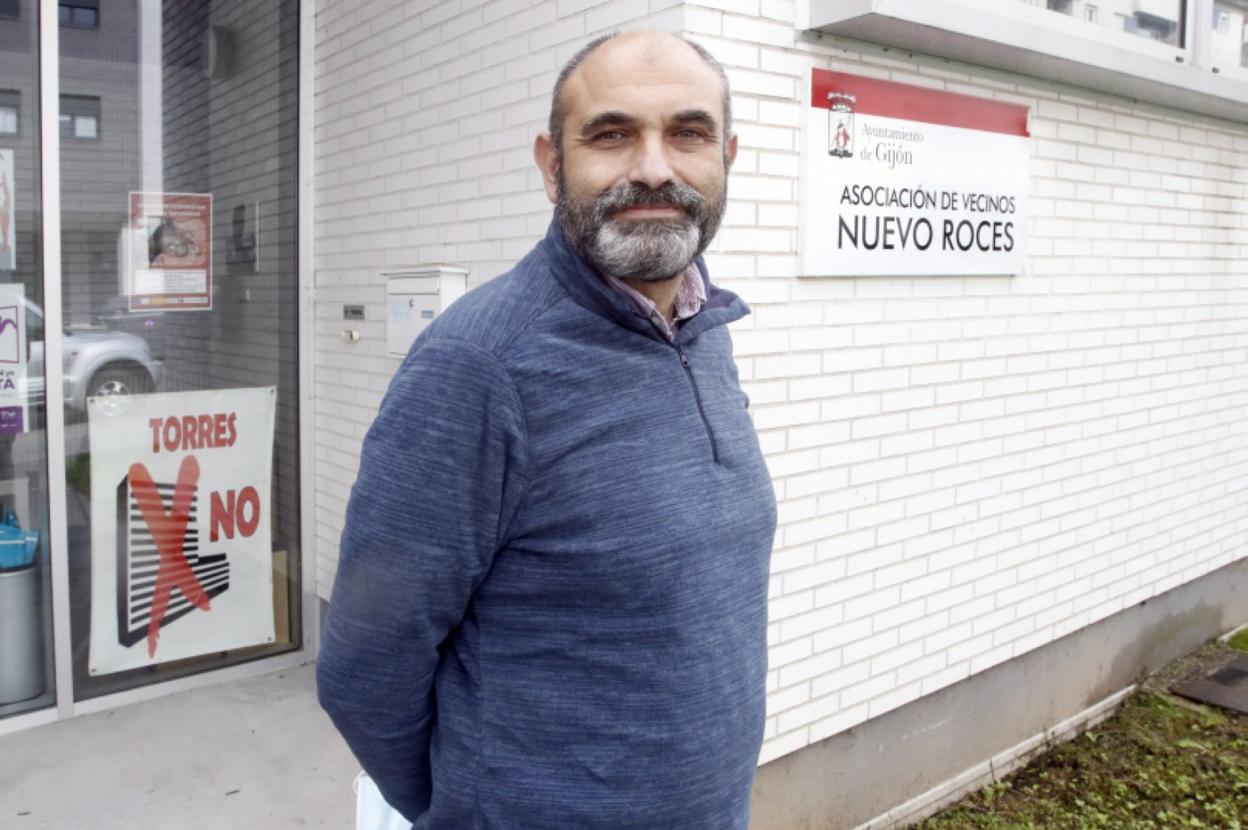 José Miguel Bernardo, en la sede de la asociación vecinal de Nuevo Roces. 