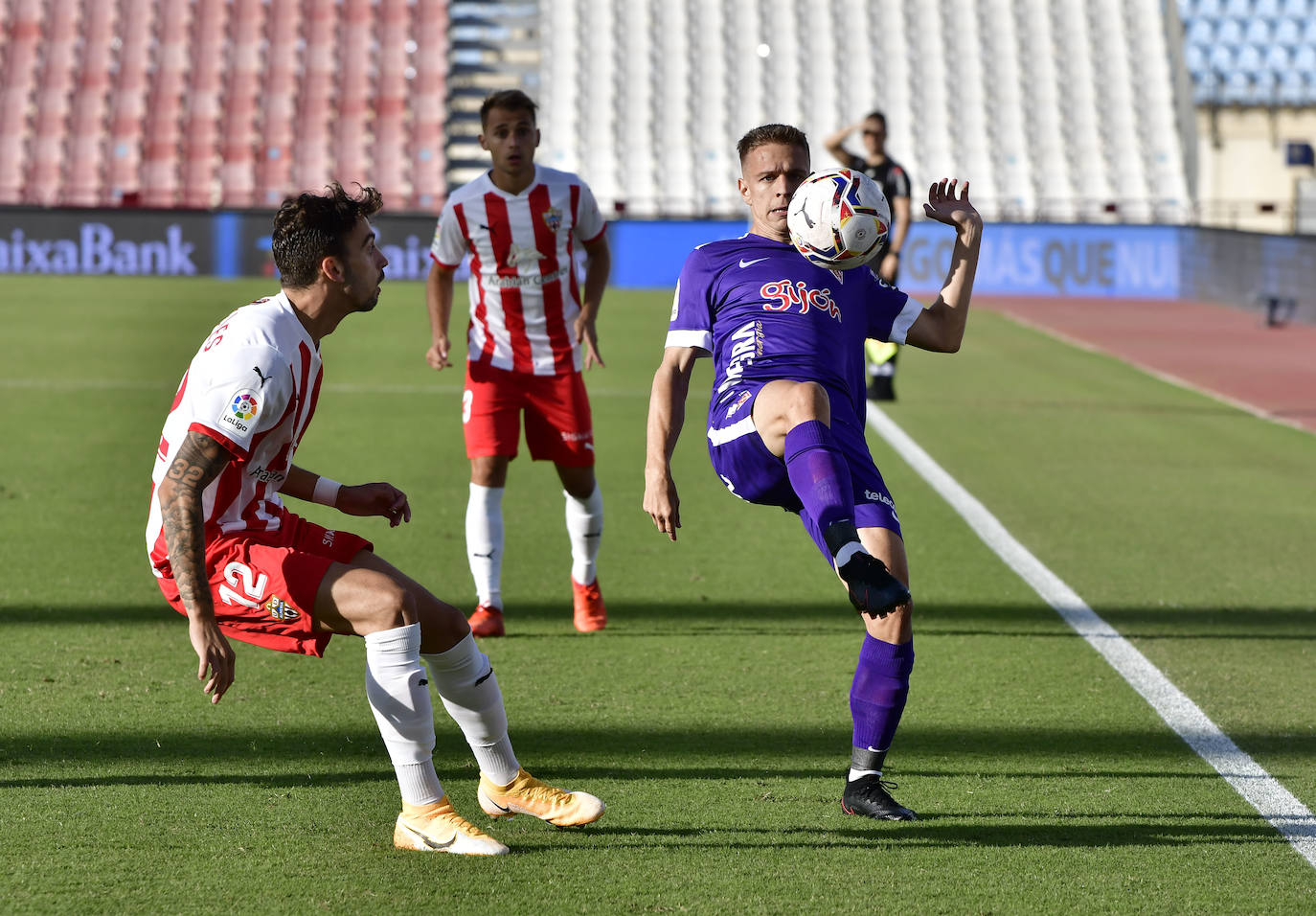 El Sporting cosechó los tres puntos en el estadio del Almería gracias a un tanto de Djuka. Los gijoneses siguen en lo más alto de la clasificación con cuatro victorias en otros tantos partidos.