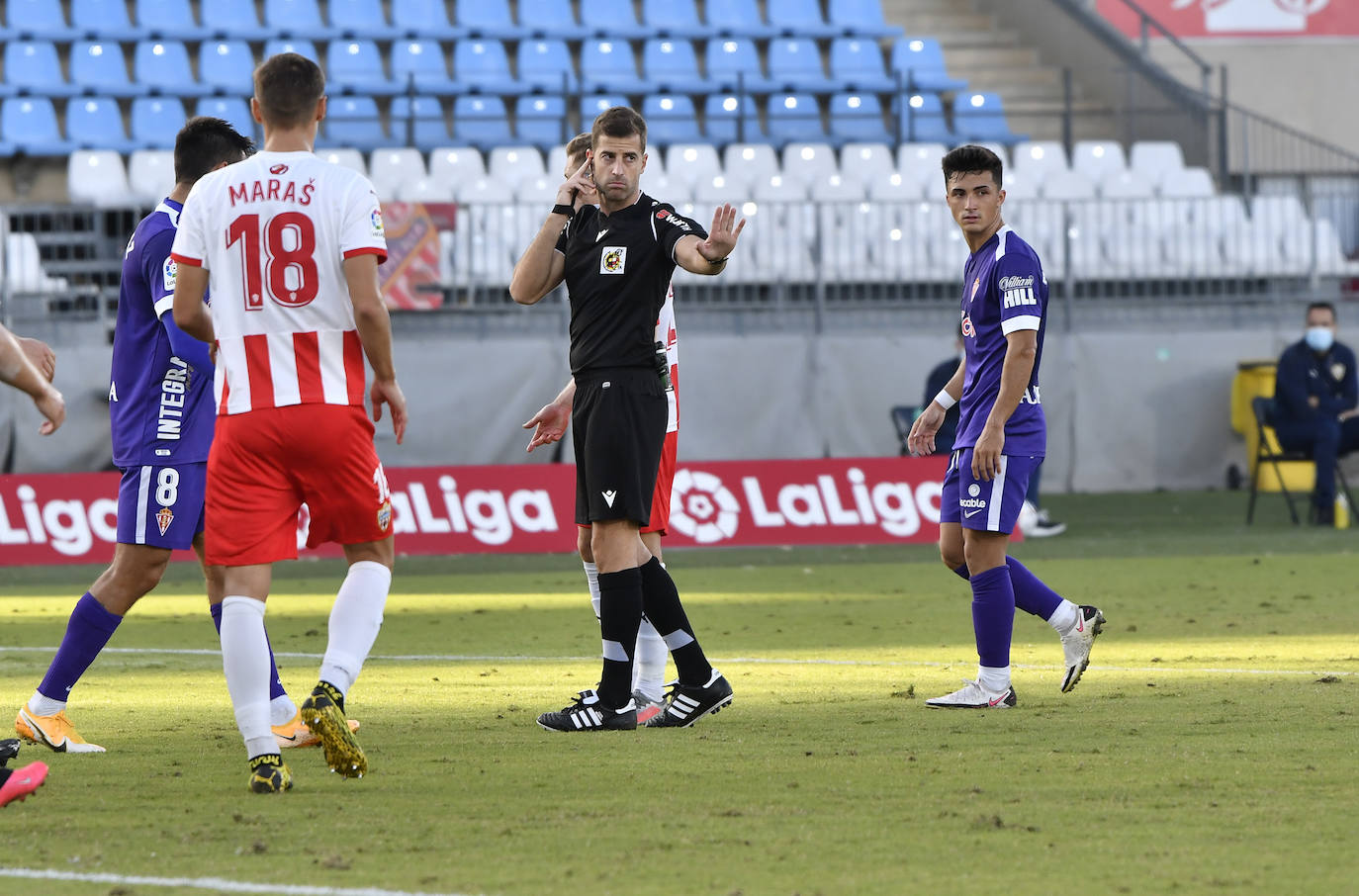 El Sporting cosechó los tres puntos en el estadio del Almería gracias a un tanto de Djuka. Los gijoneses siguen en lo más alto de la clasificación con cuatro victorias en otros tantos partidos.