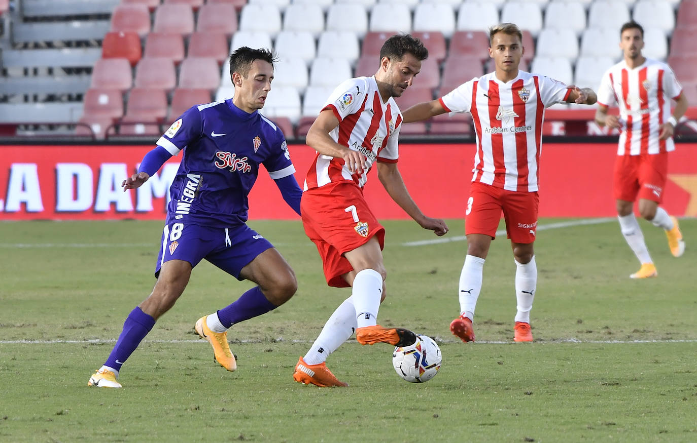 El Sporting cosechó los tres puntos en el estadio del Almería gracias a un tanto de Djuka. Los gijoneses siguen en lo más alto de la clasificación con cuatro victorias en otros tantos partidos.