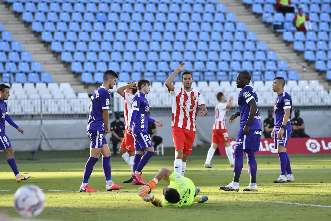 El Sporting cosechó los tres puntos en el estadio del Almería gracias a un tanto de Djuka. Los gijoneses siguen en lo más alto de la clasificación con cuatro victorias en otros tantos partidos.