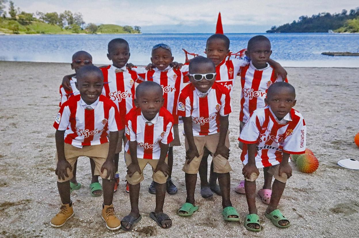 Varios niños de Kibuye, con las camisetas del Sporting con las que juegan. A la dcha, un aula de la escuela infantil Inshuti. 