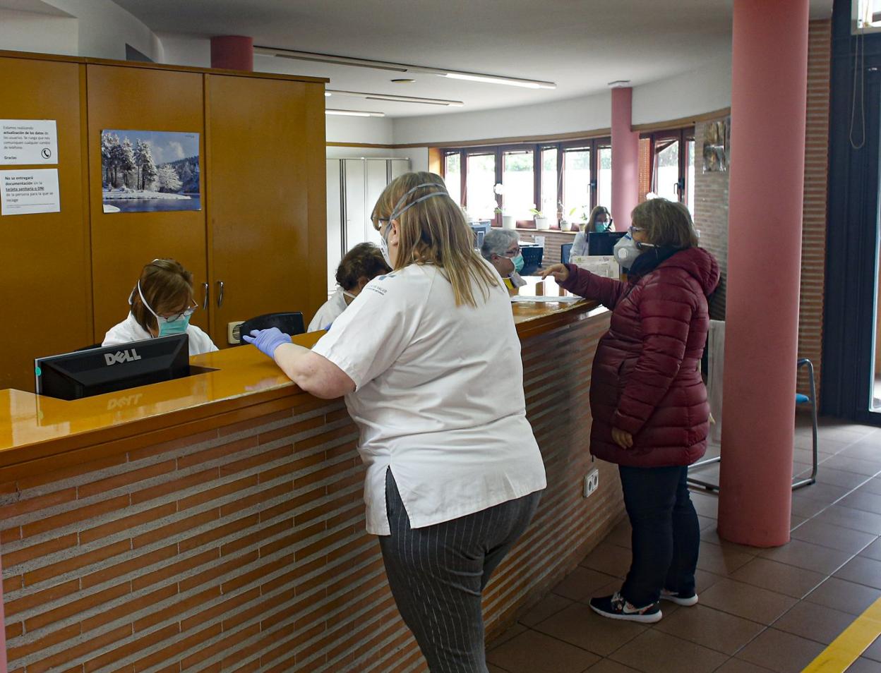 Usuarios y personal del centro de salud de Laviada, en Gijón. 
