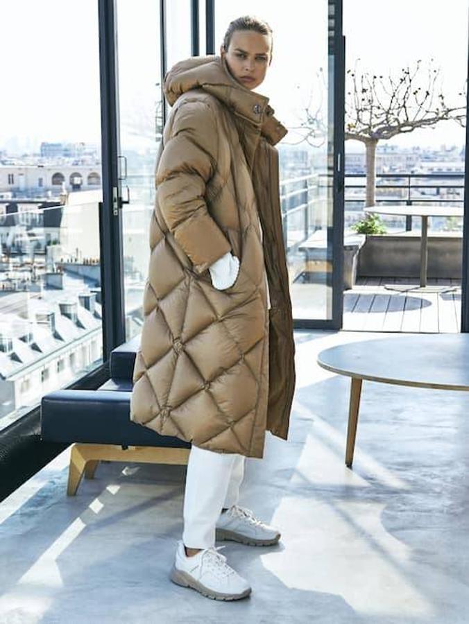 Chaqueta plumas larga y acolchada en color caramelo de Massimo Dutti, 199 euros.