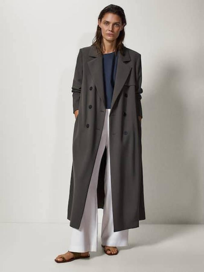 Gabardina con cinturón limited edition en gris oscuro y de Massimo Dutti, 249 euros.