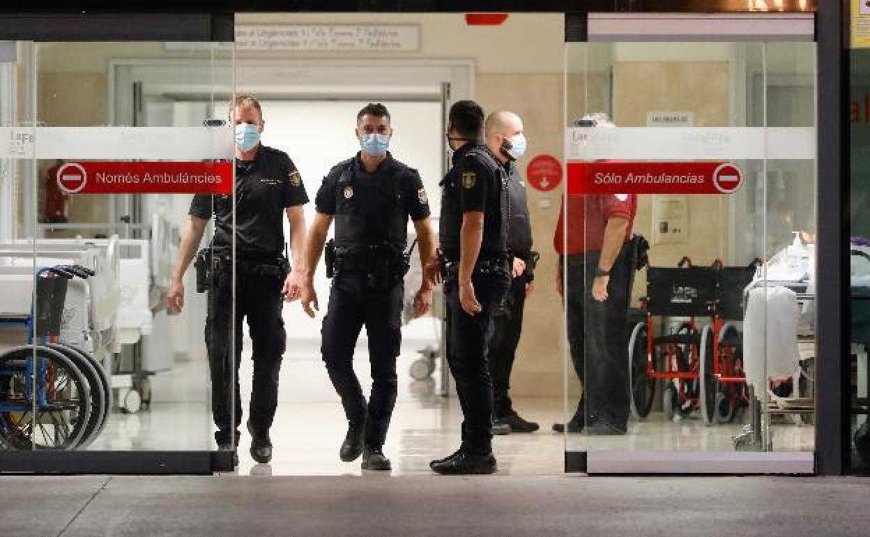 Cuatro policías que participaron en la detención del actor salen de La Fe. 