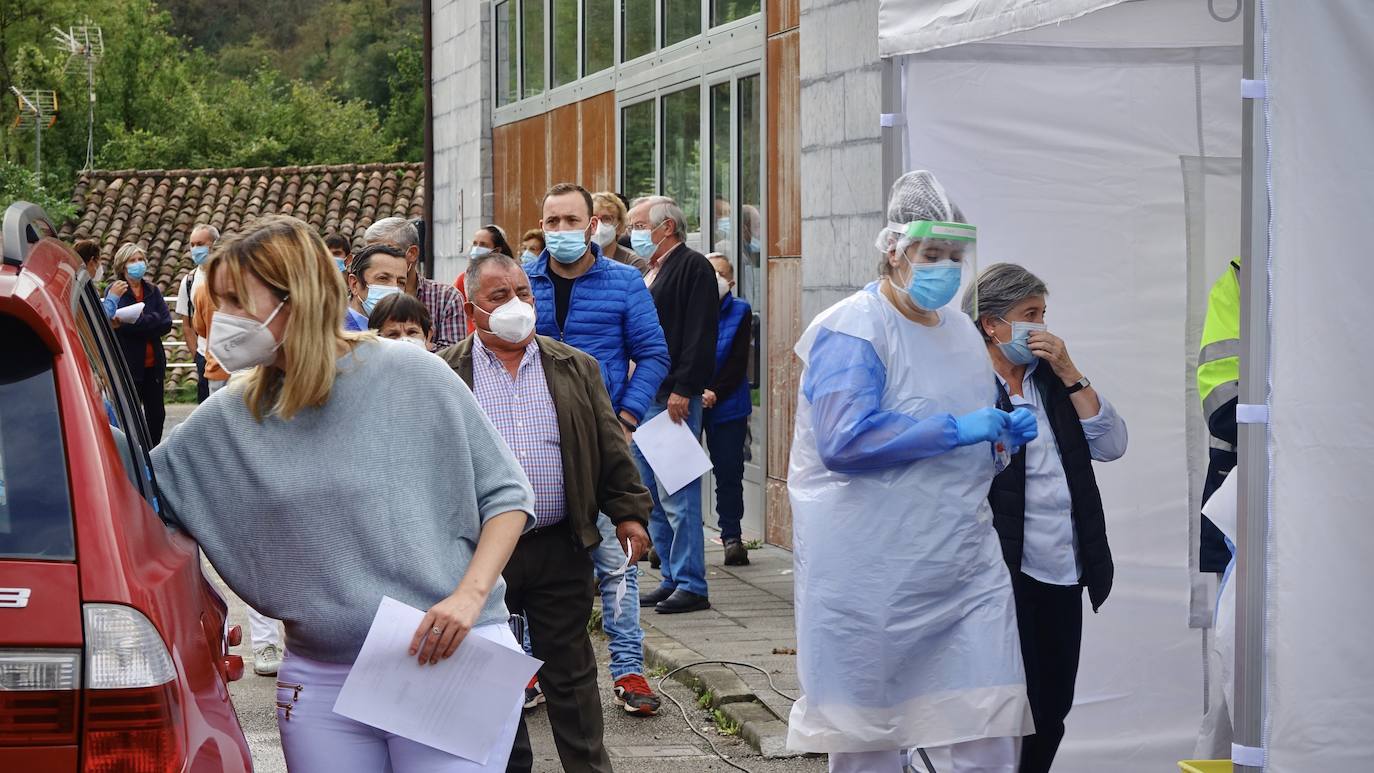 Después de que este lunes se decretara la alerta naranja, los vecinos de Ponga fueron llamados a realizar las pruebas PCR para controlar el virus en el concejo.