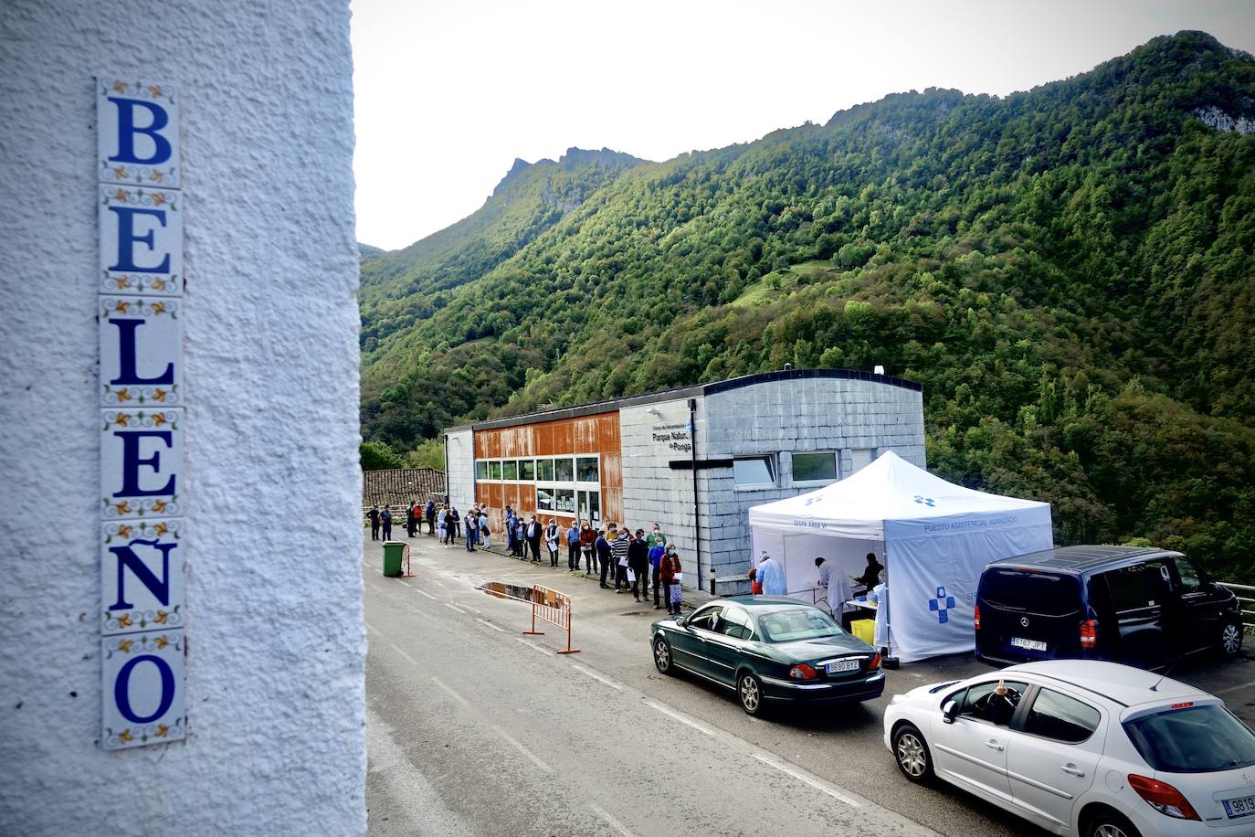 Después de que este lunes se decretara la alerta naranja, los vecinos de Ponga fueron llamados a realizar las pruebas PCR para controlar el virus en el concejo.