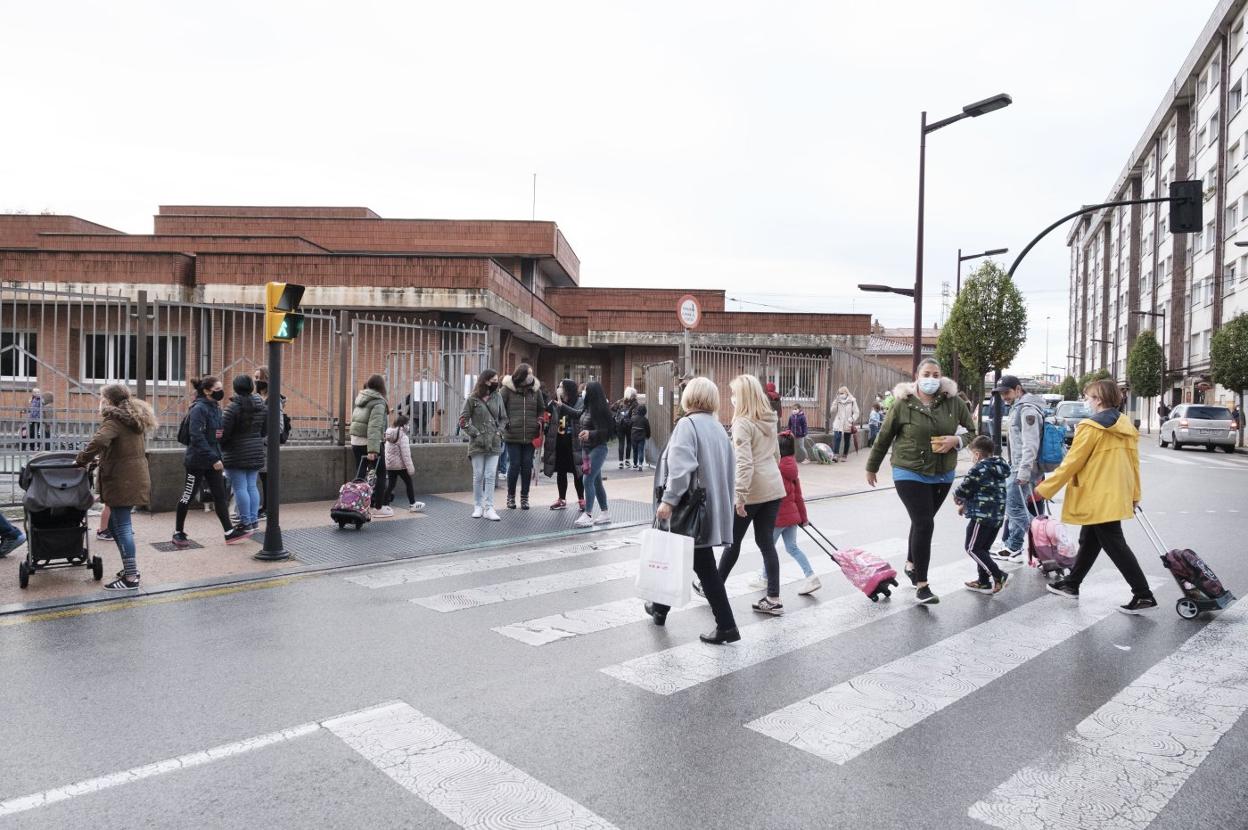 Familias y niños llegan al colegio gijonés Lloréu. 