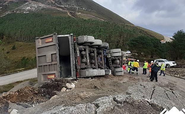 El vehiculo accidentado transportaba áridos en un parque eólico.