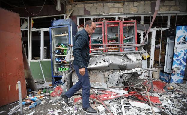 El propietario de una tienda comprueba los daños materiales ocasionados tras un bombardeo en el asentamiento de Tazakand, en el enclave separatista de Nagorno Karabaj.