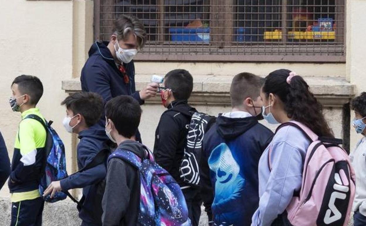 Coronavirus en Asturias | Asturias suma 23 aulas, 20 docentes y 400 alumnos aislados en la última semana por positivos