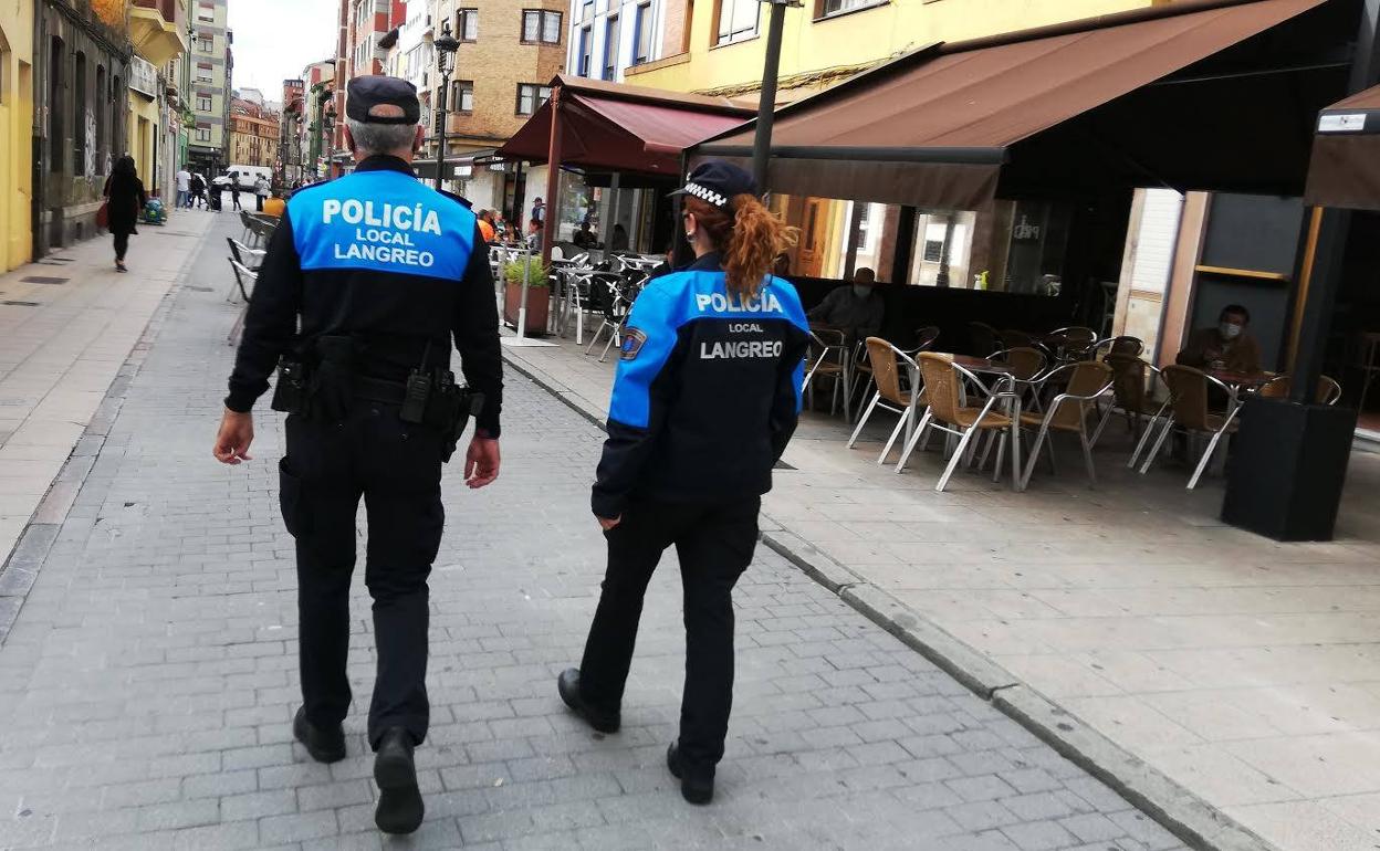 Agentes de la Polcía Local de Langreo, este martes. 