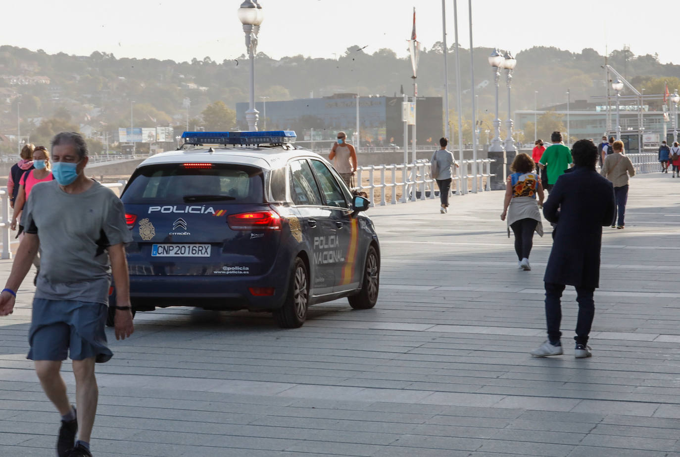 Gijón está en alerta naranja ante la incidencia del coronavirus. Aunque no supone nuevas restricciones para la ciudadanía, la nueva situación se aprecia en la mayor presencia de las fuerzas de seguridad, encargados de velar por el cumplimiento de las medidas de seguridad y prevención.