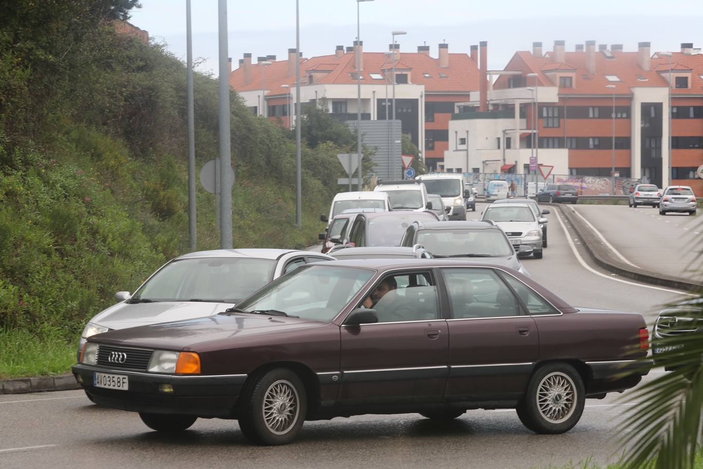  El accidente de un vehículo en la avenida del Llano, en Gijón, este miércoles ha provocado el corte del acceso en este paso y ha causado retenciones, al quedar el coche atravesado en la vía por causas que aún se desconocen. Hasta el lugar se han desplazado agentes de la Policía Local de Gijón y una ambulancia. 