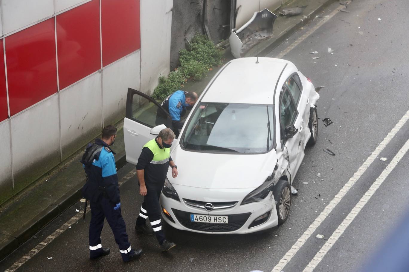  El accidente de un vehículo en la avenida del Llano, en Gijón, este miércoles ha provocado el corte del acceso en este paso y ha causado retenciones, al quedar el coche atravesado en la vía por causas que aún se desconocen. Hasta el lugar se han desplazado agentes de la Policía Local de Gijón y una ambulancia. 