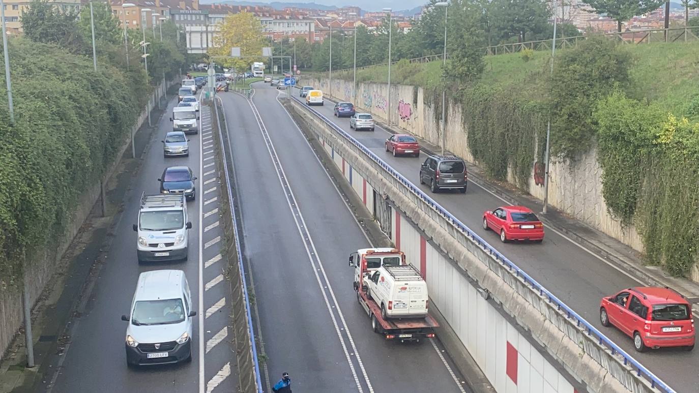  El accidente de un vehículo en la avenida del Llano, en Gijón, este miércoles ha provocado el corte del acceso en este paso y ha causado retenciones, al quedar el coche atravesado en la vía por causas que aún se desconocen. Hasta el lugar se han desplazado agentes de la Policía Local de Gijón y una ambulancia. 